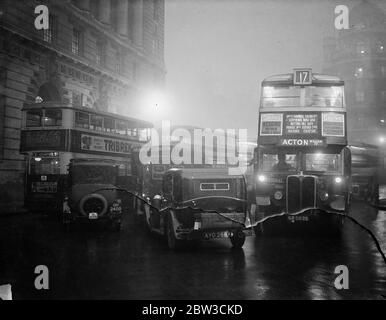 Day is night in London . Daytime fog - 10 am gloom . 24 November 1934 Stock Photo