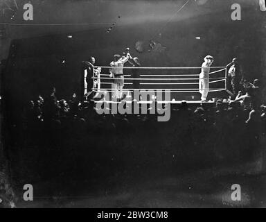A ringside view of the heavyweight contest between Len Harvey and the German , Walter Neusel at Wembley Stadium , London . The referee declaring a draw . 27 November 1934 Stock Photo