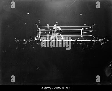 A ringside view of the heavyweight boxing contest between Len Harvey and the German , Walter Neusel at Wembley Stadium , London . 27 November 1934 Stock Photo