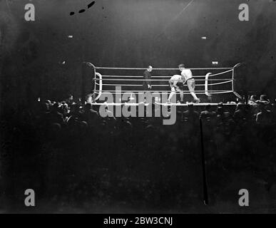A ringside view of the heavyweight boxing contest between Len Harvey and the German , Walter Neusel at Wembley Stadium , London . 27 November 1934 Stock Photo