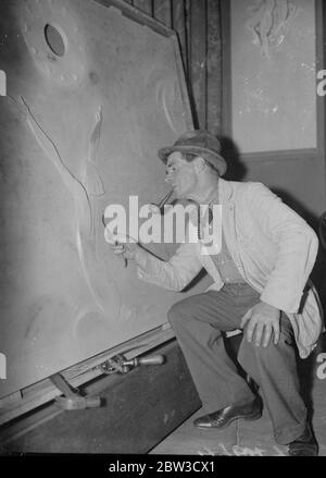 Artist shuts himself away for two years to perfect new style . Completing big panel for  Queen Mary  . Mr C Rebel Stanton working on his panel for the Queen . 29 October 1935 Stock Photo