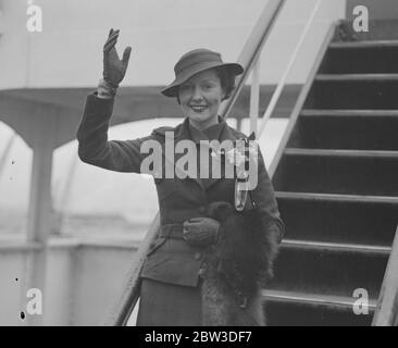 Winifred Shotter sails for America . Miss Winifred Shotter on departure from Southampton . 6 November 1935 Stock Photo