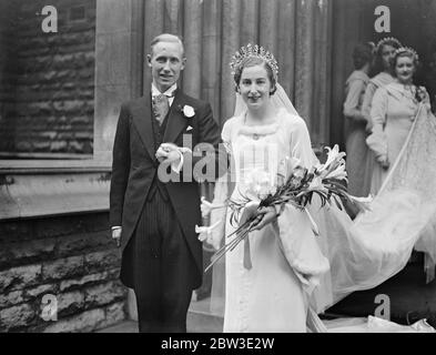 Mr Wilfred Gibson Clerk to London Justice has pretty London wedding . 2 December 1934 Stock Photo