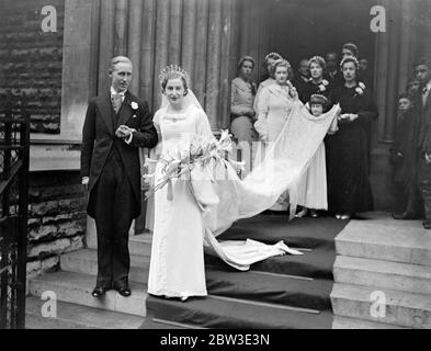 Mr Wilfred Gibson Clerk to London Justice has pretty London wedding . 2 December 1934 Stock Photo