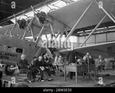 New England - Australia airmail service inaugurated by Air Minister and Postmaster General at Croydon . 8 December 1934 Stock Photo