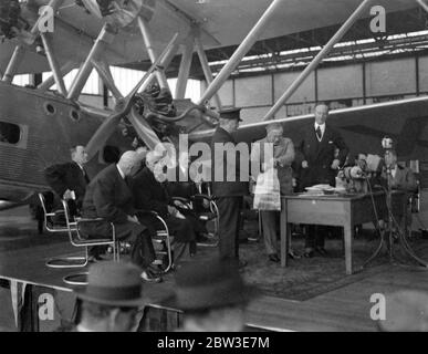 New England - Australia airmail service inaugurated by Air Minister and Postmaster General at Croydon . 8 December 1934 Stock Photo