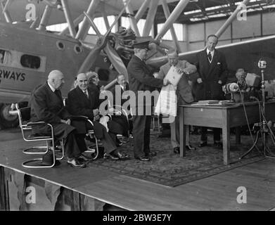 New England - Australia airmail service inaugurated by Air Minister and Postmaster General at Croydon . 8 December 1934 Stock Photo