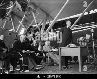 New England - Australia airmail service inaugurated by Air Minister and Postmaster General at Croydon . 8 December 1934 Stock Photo