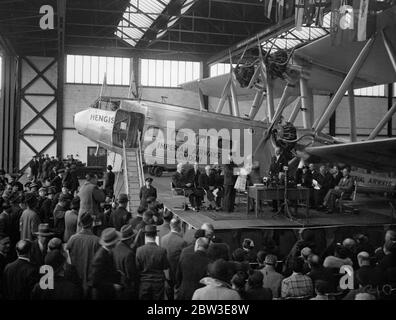 New England - Australia airmail service inaugurated by Air Minister and Postmaster General at Croydon . 8 December 1934 Stock Photo