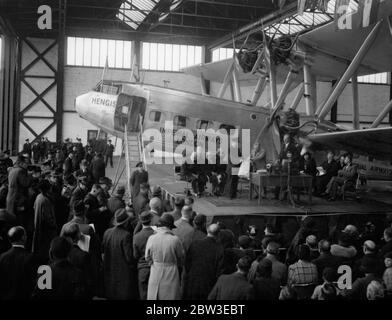 New England - Australia airmail service inaugurated by Air Minister and Postmaster General at Croydon . 8 December 1934 Stock Photo