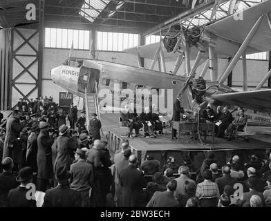 New England - Australia airmail service inaugurated by Air Minister and Postmaster General at Croydon . 8 December 1934 Stock Photo