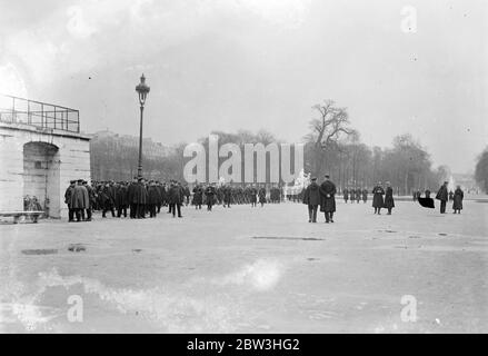 Tension in Paris on the anniversary of the Stavisky troubles . Guards and red paint . Police on guard along the banks of the Seine . 6 February 1935 Stock Photo