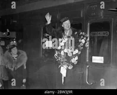 Grace Fields off to South Africa . Gracie Fields left Waterloo for her trip to Johannesburg . Photo shows , Gracie Fields in her carrig window at Waterloo . 22 November 1935 Stock Photo
