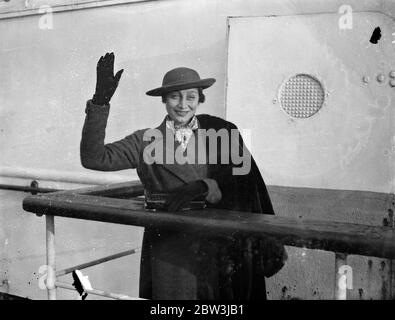 Aline McMahon arrives in England . Aline McMahon , the film actress famous for her ' motherly ' roles , arrived at Southampton aboard the SS Majestic from America . In private life she is Mrs Aline Stein . Photo shows , Aline McMahon waving on arrival at Southampton . 13 December 1935 Stock Photo