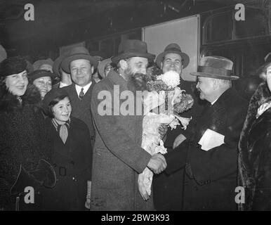 Profesor Otto Schmidt , the Soviet Arctic explorer and leader of the famous expedition of the CHelyuskin , which was marooned in the Arctic and rescued byaeroplanes after several months , arrived at Victoria Station , London to attend the Congress of Peace and Friendship with the USSR which is to take place at Friends House , Euston Road . Professor Schmidt was met by M Maiaky the Soveit Ambassador in London . Photo shows , Professor Otto Schmidt ( left ) greeted by M Maisky , the soviet Ambassador at Victoria Station . 3 December 1935 Stock Photo