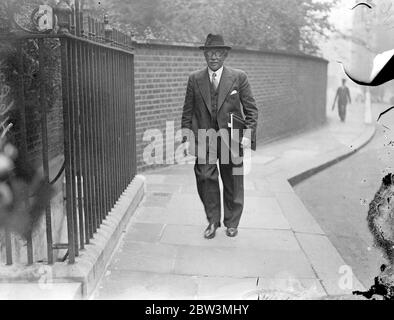 Mr J H Thomas , Dominions Secretary , arriving for the cabinet meeting at Downing Street . 2 October 1935 Stock Photo