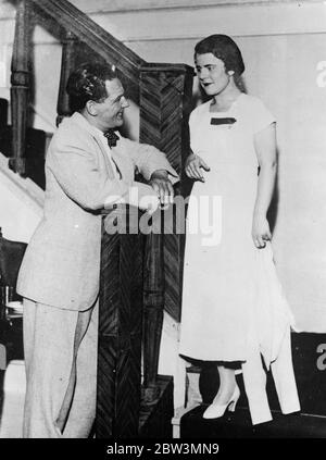 Paula Wessely married to Austrian film actor in Vienna Town Hall . Paula Wessely and Attila Hoerbiger at home after their wedding . 25 November 1935 Stock Photo