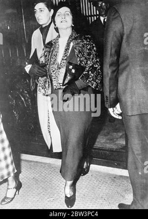 Woman in red ' who betrayed Dillinger arrives at Plymouth after being  deported . Mrs Anna Sage , the ' woman in red ' whois alleged to have  betrayed Jack Dillinger ,