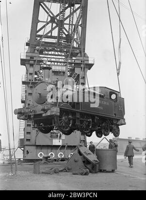 Loading two railways engines by the 150 ton floating crane for the Isle of Wight holiday rush . Southern Railway , trains . 1936 Stock Photo