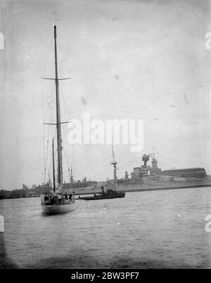 Yankee leaves for USA as sailors cast of and prepare in the shadow of HMS Revenge ( 06 ) 11 April 1936 Stock Photo