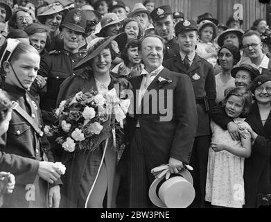 Richard Tauber marries Diana Napier at Marylebone Register Office . The bride and groom after the ceremony . 20 June 1936 Stock Photo