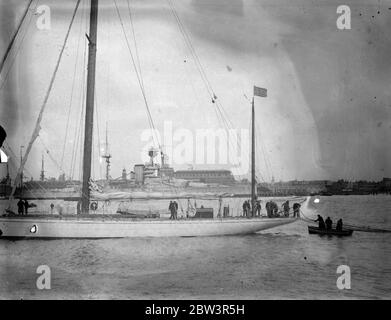 Yankee leaves for USA as sailors cast of and prepare in the shadow of HMS Revenge ( 06 ) 11 April 1936 Stock Photo