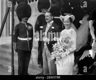 Bride 's unusual headdress at Welsh Guards wedding . Mr David Gwyn Davies Scoutfield of the Welsh Guards married to Elizabeth Close Brooks at the Guards Chapel , Wellington Barracks , London . 25 September 1935 Stock Photo