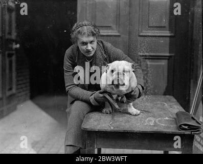 Mrs Hubert Wright with Vindex Valerie in London . 23 April 1936 Stock Photo