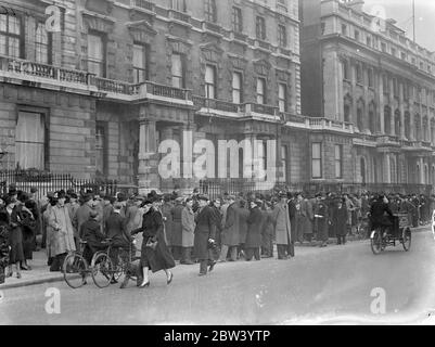 Crowds gather to see their new King at Piccadilly. In the hope of seeing their new King, crowds gathered outside 145 Piccadilly, the King's home when Duke of York. Photo shows the crowd waiting to see the King outside 145 Piccadilly. 11 December 1936 Stock Photo