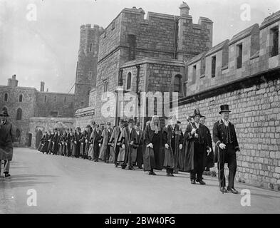 The King, who has just taken up residence with the Queen at Windsor Castle, received loyal address from the Mayor and Coronation of Windsor and the Dean and canons of St George's Chapel, Windsor, at the castle, photo shows: The Mayor and dignitaries arriving at Windsor Castle to present the loyal address. 9 April 1937 Stock Photo
