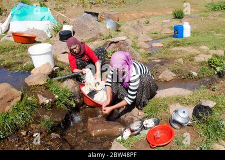 Asien, Türkei, Provinz Bingöl, Frauen vom Stamm der Beritan-Nomaden beim waschen der Wäsche auf einer Hochweide in den Serafettin-Bergen östlich des P Stock Photo