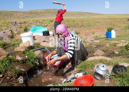 Asien, Türkei, Provinz Bingöl, Frauen vom Stamm der Beritan-Nomaden beim waschen der Wäsche auf einer Hochweide in den Serafettin-Bergen östlich des P Stock Photo