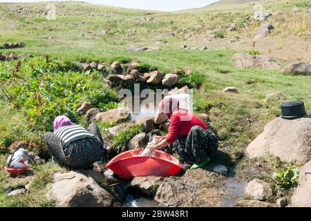 Asien, Türkei, Provinz Bingöl, Frauen vom Stamm der Beritan-Nomaden beim waschen der Wäsche auf einer Hochweide in den Serafettin-Bergen östlich des P Stock Photo