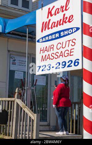 Lansing, Michigan - Karl Manke's barber shop. Manke defied Michigan Gov. Gretchen Whitmer's order closing nonessential businesses during the coronavir Stock Photo