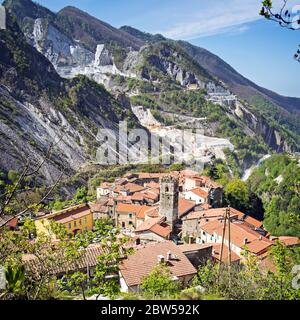 The famous village of Colonnata between white marble quarries of Carrara in the Apuan Alps. Massa Carrara. Tuscany, Italy Stock Photo