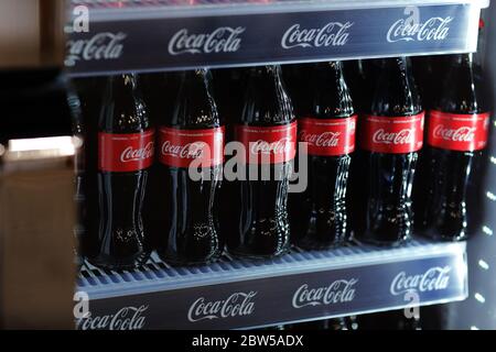 Ucraina 18 Febbraio 2020 : Bottiglie Di Coca Cola Bevete in Un Mini-frigo  Immagine Stock Editoriale - Immagine di commercio, refrigerato: 186374779