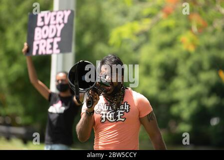 Plantation, Florida, USA. 29th May, 2020. Activists protest in front of the Miami ICE Field Office in Plantation, Florida, demanding the release of all detainees after a detainee has died in ICE custody as a result of Coronavirus on Monday. Credit: Orit Ben-Ezzer/ZUMA Wire/Alamy Live News Stock Photo
