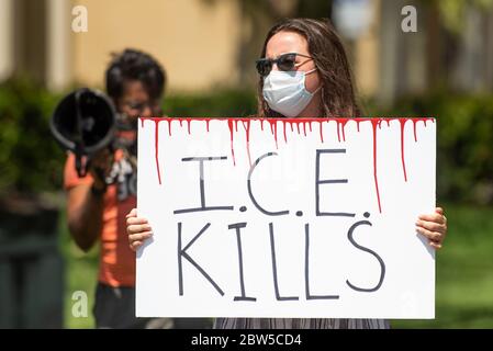 Plantation, Florida, USA. 29th May, 2020. Activists protest in front of the Miami ICE Field Office in Plantation, Florida, demanding the release of all detainees after a detainee has died in ICE custody as a result of Coronavirus on Monday. Credit: Orit Ben-Ezzer/ZUMA Wire/Alamy Live News Stock Photo