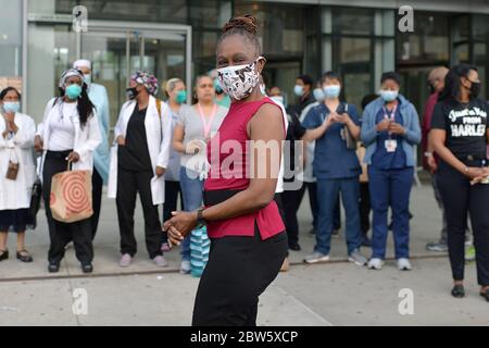 New York City, USA. 29th May, 2020. Wearing a mask in the time of COVID-19, First Lady Chirlane McCray takes part in the daily NYC 7pm ritual of honoring healthcare workers while visiting NYC Health   Hospitals/Harlem Hospital, in New York, NY, May 29, 2020. (Anthony Behar/Sipa USA) Credit: Sipa USA/Alamy Live News Stock Photo