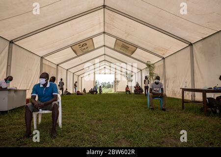 Elegu, Uganda. 28th May, 2020. Truck drivers can wait for weeks to be tested for coronavirus at the border between Uganda and South Sudan. They can only proceed into Uganda once they get a negative result.Uganda closed its borders in March to everyone except cargo planes and truck drivers. Credit: SOPA Images Limited/Alamy Live News Stock Photo