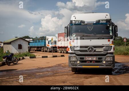 Elegu, Uganda. 28th May, 2020. Trucks line up before a checkpoint at the Elegu border point between Uganda and South Sudan.Uganda closed its borders in March to everyone except cargo planes and truck drivers. Credit: SOPA Images Limited/Alamy Live News Stock Photo