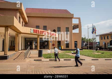 Elegu, Uganda. 28th May, 2020. The land border between Uganda and South Sudan is now closed to everyone except cargo truck drivers. Credit: SOPA Images Limited/Alamy Live News Stock Photo