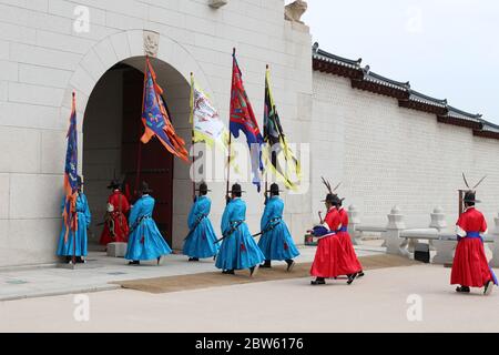 The changing of the guard ceremony at Gyeongbokgung Palace. Seoul, South Korea Stock Photo