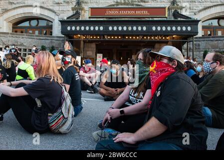 Saint Louis, Missouri, USA. 29th May, 2020. Protesters in St. Louis, Missouri sit in the street outside Union Station, in support of protests in Minneapolis over the police killing of George Floyd. Credit: James Cooper/ZUMA Wire/Alamy Live News Stock Photo