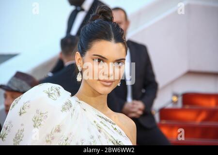 Kendall Jenner pose sur le tapis rouge à l'occassion de la montée des marches pour le film 120 BATTEMENtS PAR MINUTE pendant le soixante-dixième (70ème) Festival du Film à Cannes, Palais des Festivals et des Congres, Cannes, Sud de la France, samedi 20 mai 2017. Philippe FARJON / VISUAL Press Agency