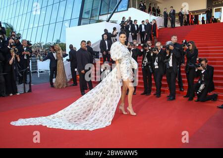 Kendall Jenner pose sur le tapis rouge à l'occassion de la montée des marches pour le film 120 BATTEMENtS PAR MINUTE pendant le soixante-dixième (70ème) Festival du Film à Cannes, Palais des Festivals et des Congres, Cannes, Sud de la France, samedi 20 mai 2017. Philippe FARJON / VISUAL Press Agency