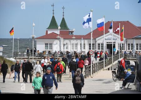 Ahlbeck, Germany. 30th May, 2020. Holidaymakers enjoy the sunny weather on the Baltic Sea beach in front of the pier in Albeck on the island of Usedom. Credit: Stefan Sauer/dpa-Zentralbild/dpa/Alamy Live News Stock Photo