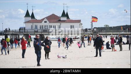 Ahlbeck, Germany. 30th May, 2020. Holidaymakers enjoy the sunny weather on the Baltic Sea beach in front of the pier in Albeck on the island of Usedom. Credit: Stefan Sauer/dpa-Zentralbild/dpa/Alamy Live News Stock Photo