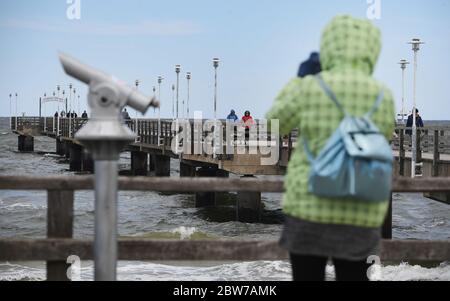 Ahlbeck, Germany. 30th May, 2020. Tourists cross the pier in the Baltic resort of Ahlbeck. Credit: Stefan Sauer/dpa-Zentralbild/dpa/Alamy Live News Stock Photo