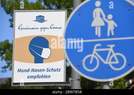 Ahlbeck, Germany. 30th May, 2020. A sign of the spa administration with the inscription 'Mouth and nose protection recommended' hangs in Albeck on the island of Usedom. Credit: Stefan Sauer/dpa-Zentralbild/dpa/Alamy Live News Stock Photo